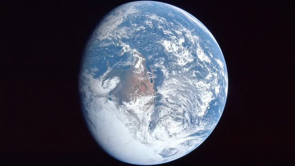 В каком направлении вращается Земля?