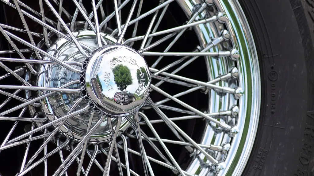 Почему колеса экипажей или автомобилей в фильмах поворачиваются назад, когда на самом деле транспортные средства едут вперед?