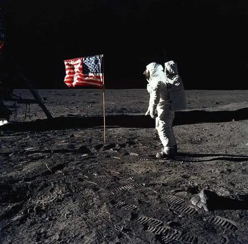 Человек на Луне с американским флагом