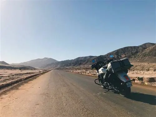 «В машине ты всегда в купе, и потому, что ты к этому привык, ты не понимаешь, что через это окно машины все, что ты видишь, - это просто еще один телевизор. Вы пассивный наблюдатель, и все это скучно движется мимо вас в кадре. На цикле рама пропала. Вы полностью соприкасаетесь со всем этим. Ты на сцене, а не просто наблюдаешь за ней, и ощущение присутствия ошеломляет.―Роберт М. Пирсиг, Дзен и искусство обслуживания мотоциклов.