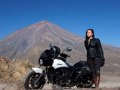 Бронированная экипировка Roland Sands Design (куртка Mia, штаны Джулиана, перчатки Bonnie), кожаные ботинки, в которых я могу бегать, если нужно, фиксированное лезвие хорошо видно, ветер в волосах и барабан природы в моем сердце.