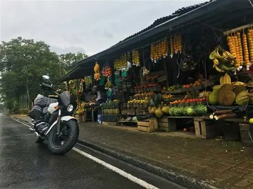 У меня всегда с собой ножи, которыми я в основном пользуюсь в таких замечательных придорожных фруктовых лавках, как этот. Тунгурауа, Эквадор.