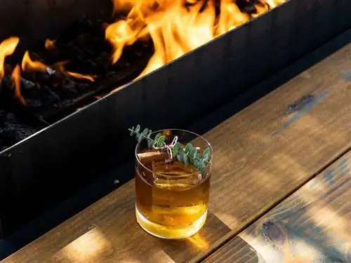 Старомодный Nocino подается в Rosie Cannonball в Хьюстоне.