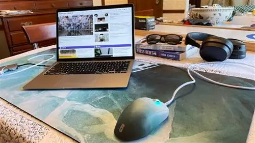 Коврик для мыши XXL с серебристым ноутбуком и проводной мышью сверху