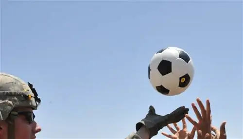 Посмотрите, как этот футбольный мяч сбивает дрон