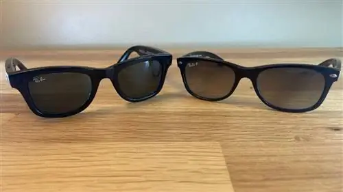 Истории Ray-Ban рядом с очками Ray-Ban Wayfarer.