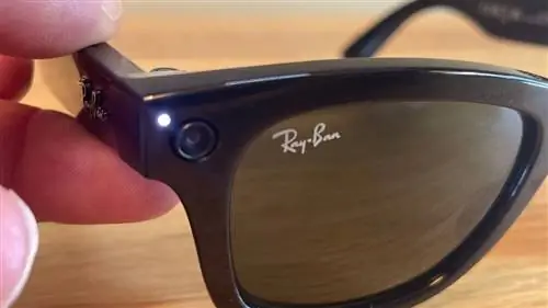 Объектив камеры и свет встроены в солнцезащитные очки Ray-Ban Stories.