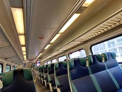 Вагон пустых мест в пригородном поезде.