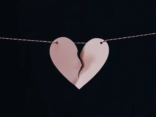 разбитое бумажное сердце в ткани