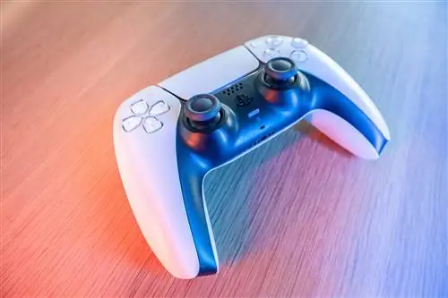 Контроллер PS5 на столе