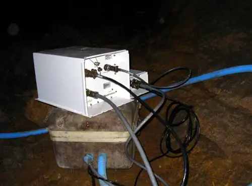 Белый сейсмограф подключен к черному и синему проводам в пещерах Такаличи.