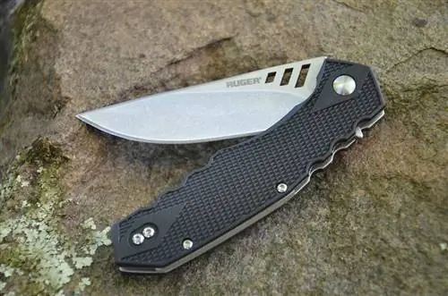 Складной нож на скале.