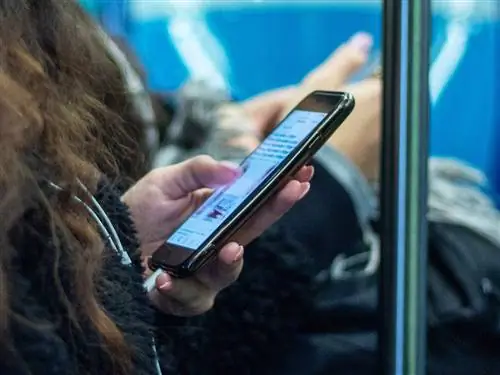 человек, использующий свой телефон в метро