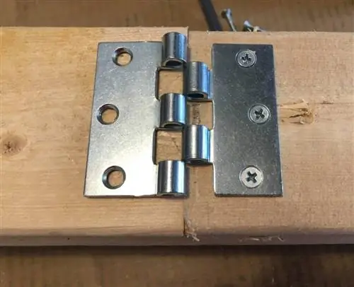 две половинки шарнира при постройке складной пилы