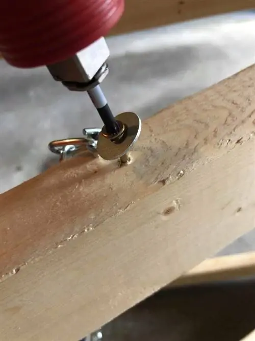 шайба и винт, скрепляющие складную пилу