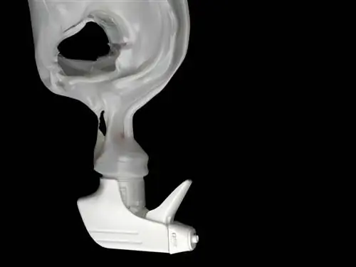 расплавленная пластиковая бутылка с распылителем