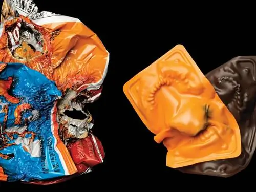 расплавленный пластик со следами укусов