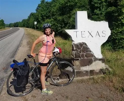 Байкер у линии штата Техас