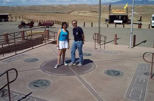 Люди у памятника Четыре угла