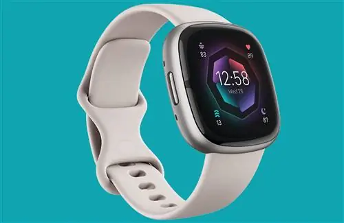 Бежевый ремешок Fitbit Sense 2 на синем фоне