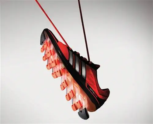 Эти туфли с шипами буквально делают ваш шаг пружинистым