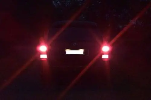 Умные тормоза Ford освещают приборную панель автомобиля позади вас