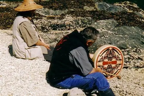 Автор Оквиловгва слушает пение вождя клана Кваксисталлы Ватл’тла в «локивее»