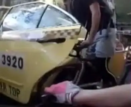 Мельбурнское видео с "закрытием дверей" вызвало жаркую ссору Down Under