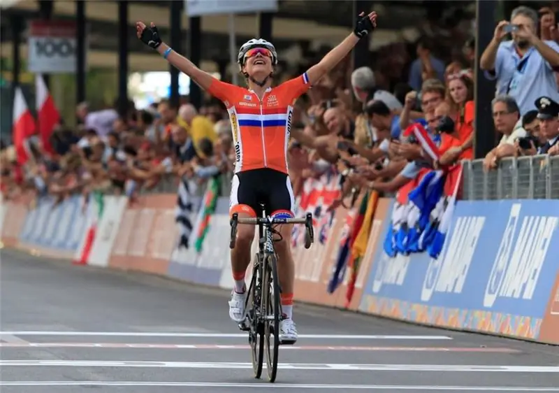 Подиум мальчиков и равный призовой фонд женской гонки на финале Тур де Франс в Париже