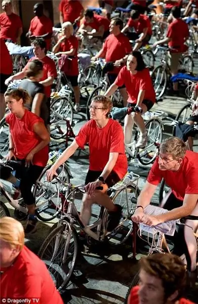 Велосипедисты приводят в действие семейный дом на шоу BBC, чтобы подчеркнуть потери энергии