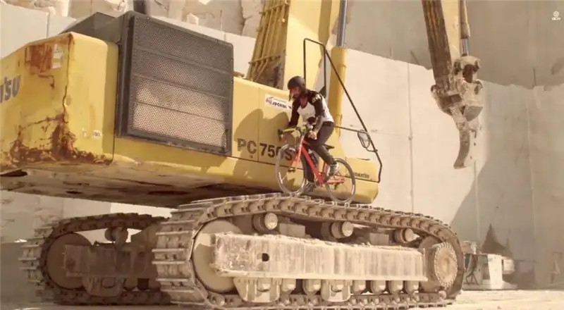 Видео: итальянская звезда триала Витторио Брумотти копается с ним на шоссейном велосипеде в честь Мартина Эштона