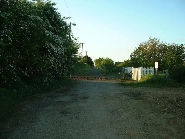 Велосипедист, сбитый поездом на железнодорожном переезде, был в наушниках и смотрел не в ту сторону, сообщило следствие