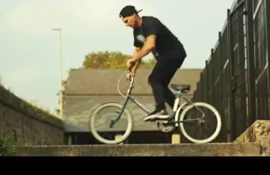 Видео: Old Bike Party - трюки на настоящих драндулетах из фильма, вдохновленного Мартином Эштоном