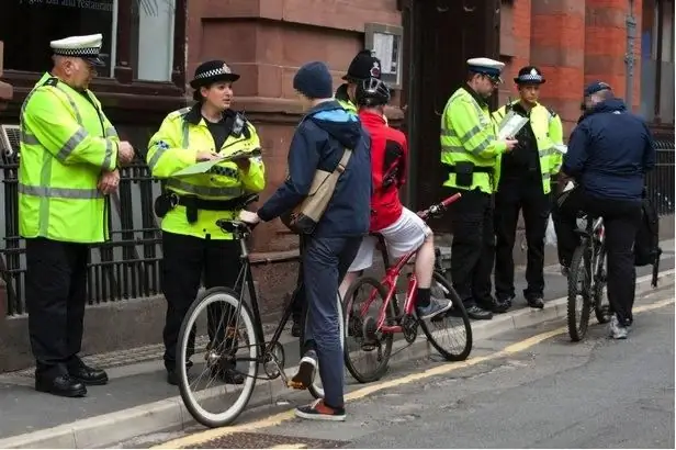 Велосипедист оштрафован в Манчестере, но участники кампании говорят, что плохая инфраструктура не оставляет иного выбора, кроме как нарушать правила