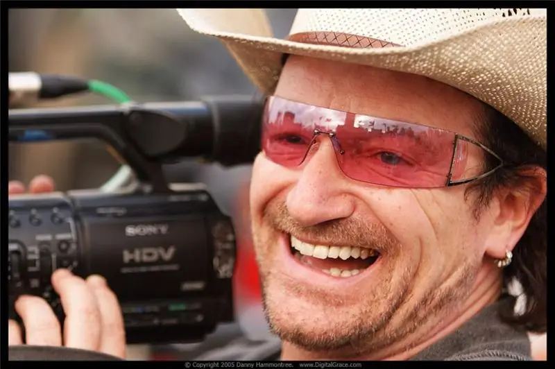 Боно вернулся на сцену, но из-за травм, полученных в результате аварии на велосипеде, он все еще не может играть на гитаре