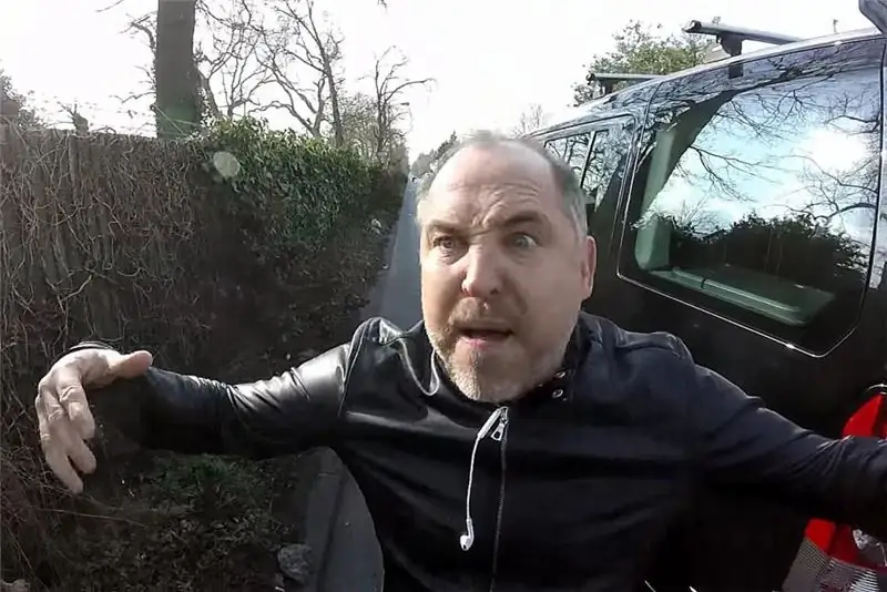 Местная газета идентифицировала крайне агрессивного водителя на дорогах как владельца сети лондонских кафе SW