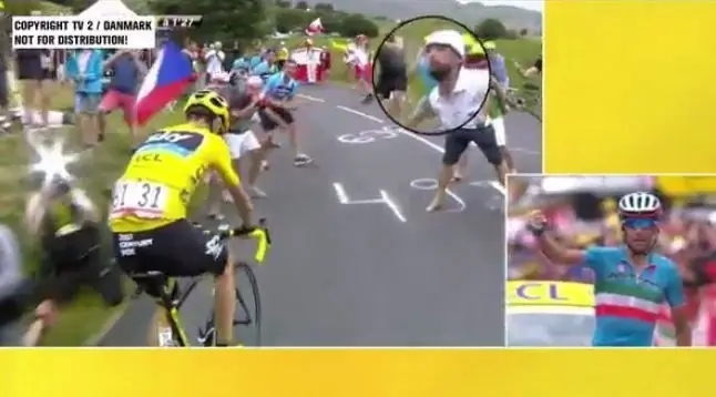 Видео: Крис Фрум плюнул на зрителя во время сегодняшнего этапа Тур де Франс