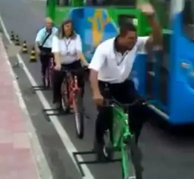 Видео: Как научить водителей автобусов уступать дорогу велосипедистам