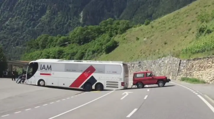 Видео: Автобус IAM Cycling застрял на Tour de Suisse