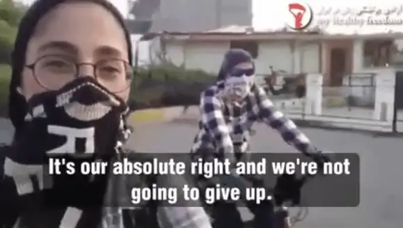 Видео: женщины в Иране игнорируют фетву, запрещающую им ездить на велосипеде