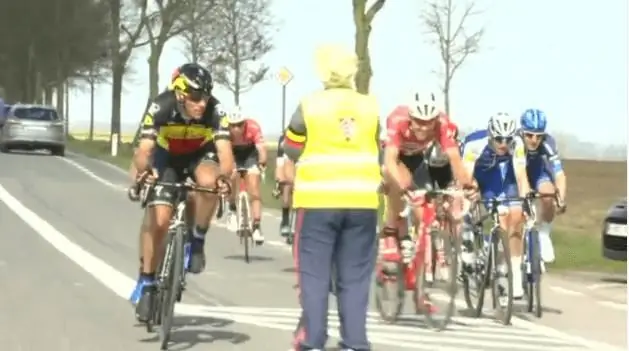 Видео: Темы для обсуждения на 3 Days of De Panne, когда Филипп Жильбер петляет между машинами и мимо маршала в начале перерыва