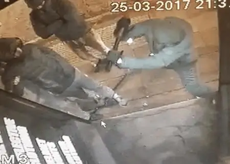 Видео: Банда применила кувалду, чтобы совершить набег на магазин велосипедов в Манчестере