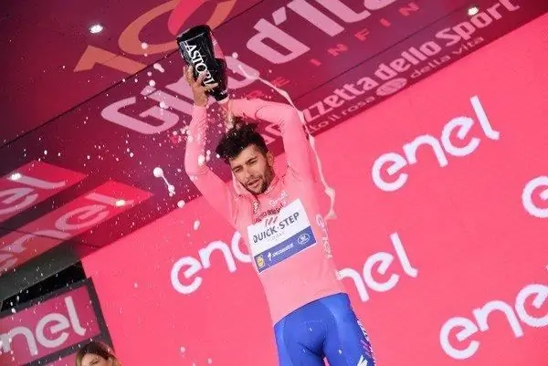 Джиро д'Италия, этап 3: Фернандо Гавириа побеждает в Кальяри и выходит в лидеры гонки