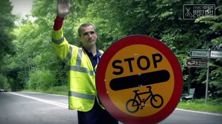 Четверо из пяти полицейских поддерживают знаки British Cycling «Стоп - велогонка»