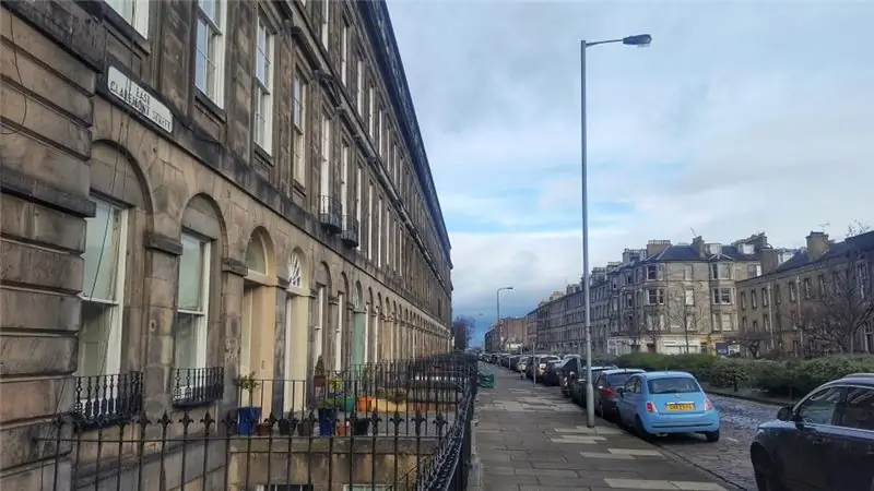 Водитель поднял велосипедиста после того, как сбил его с велосипеда, а затем выбросил из фургона