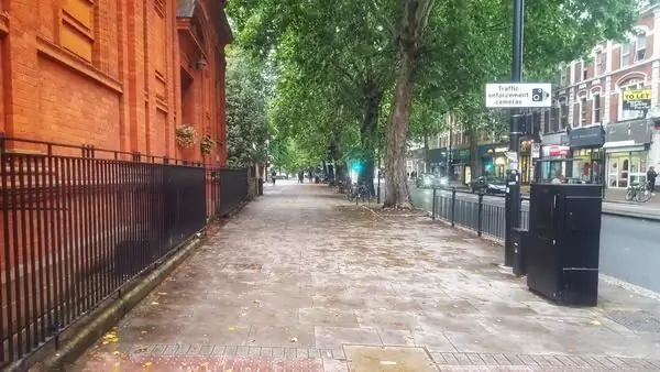 Тротуар Chiswick High Road возле церкви на пересечении с Duke's Avenue (изображение Саймона МакМайкла)