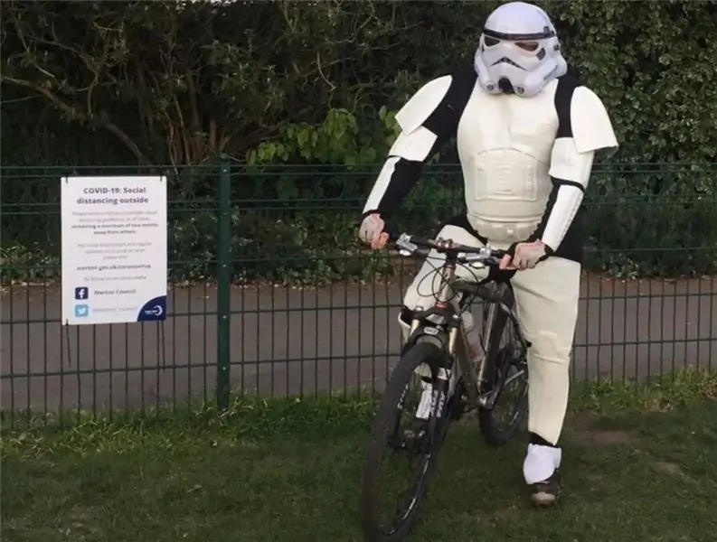 От велосипедных штурмовиков до депутатов в костюмах кроликов - гонщики оседлали вызов 2.6