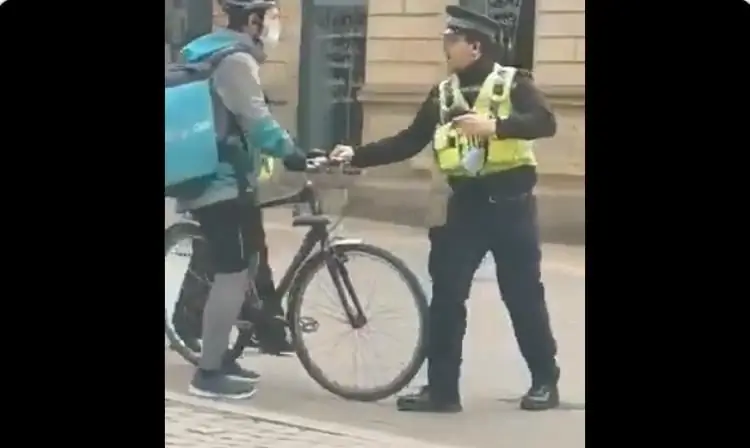 Водитель Deliveroo в Йорке оштрафован «конфронтационным» полицейским, который схватил его велосипед (+ видео)