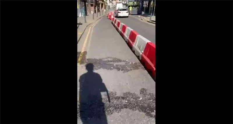 Tory MP помогает убрать всплывающую велосипедную дорожку в Рейгейте всего через три дня