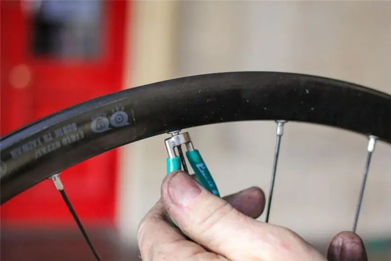 Как заменить спицу 08